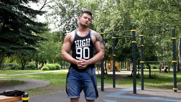 Homme impliqué dans le sport — Video