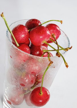 Saydam bir cam kiraz