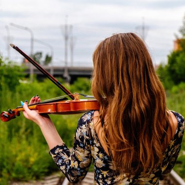 Bir keman ile güzel kız