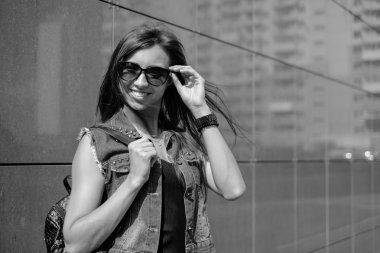 Kot takım elbiseli güzel kız