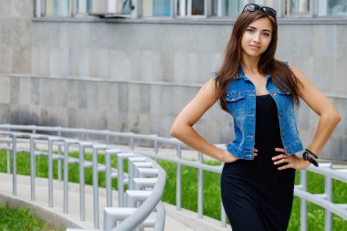 Kot takım elbiseli güzel kız