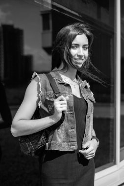 Kot takım elbiseli güzel kız