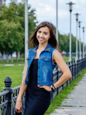 Kot takım elbiseli güzel kız