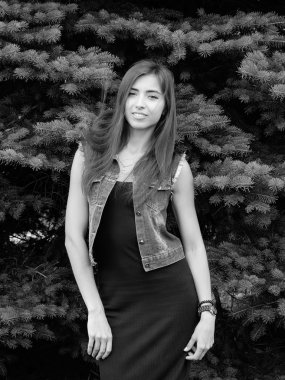 Kot takım elbiseli güzel kız