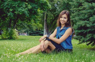 Kot takım elbiseli güzel kız