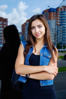 Kot takım elbiseli güzel kız