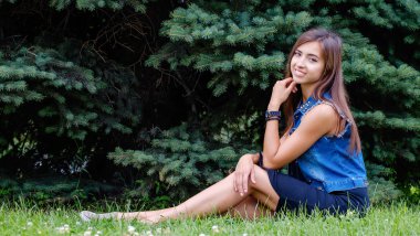 Kot takım elbiseli güzel kız