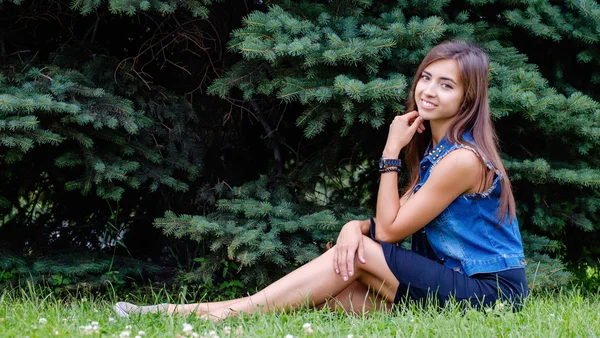 Kot takım elbiseli güzel kız