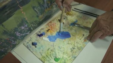 Sanatçı fırça boyama