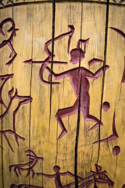 Ağaç üzerinde petroglifler