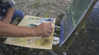 Sanatçı nehir doğa