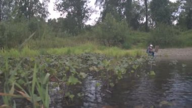 Sanatçı nehir doğa