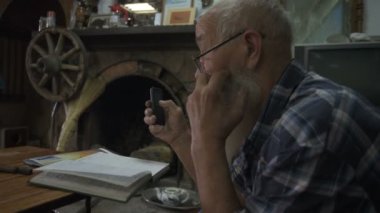 Yaşlı adam telefonda konuşuyor
