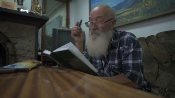 Den gamla mannen talar i telefon — Stockvideo