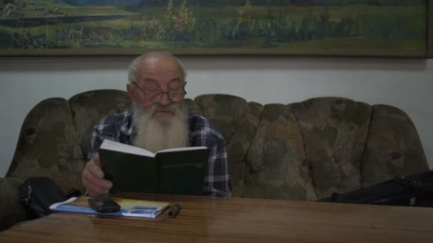 Ο παλιός άνθρωπος μιλάει στο τηλέφωνο — Αρχείο Βίντεο