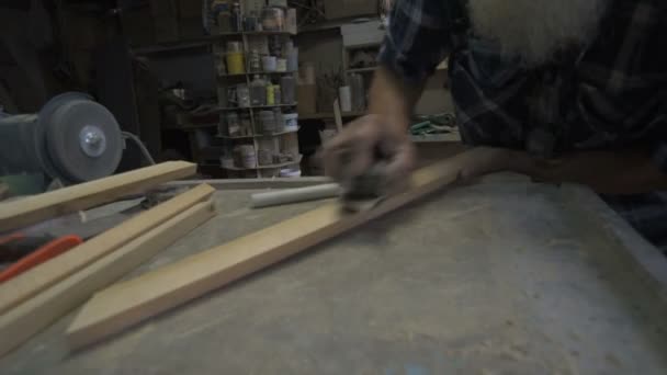 The old man male carpenter — Stock Video