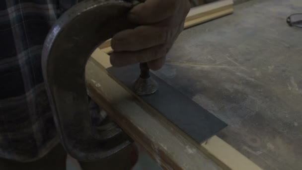 Yaşlı adam erkek marangoz — Stok video