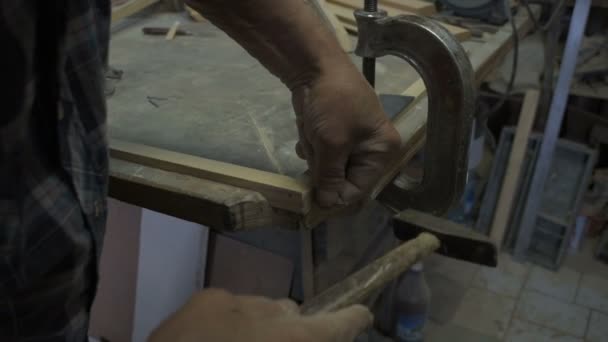 The old man male carpenter — Stock Video