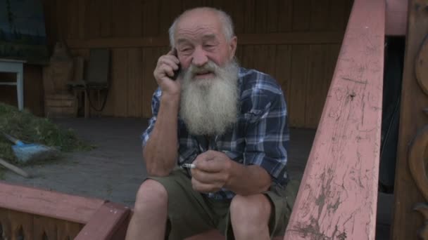 Yaşlı adam telefonda konuşuyor — Stok video