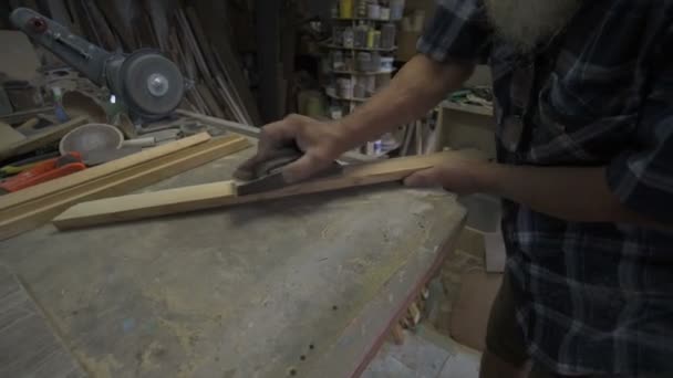 The old man male carpenter — Stok Video