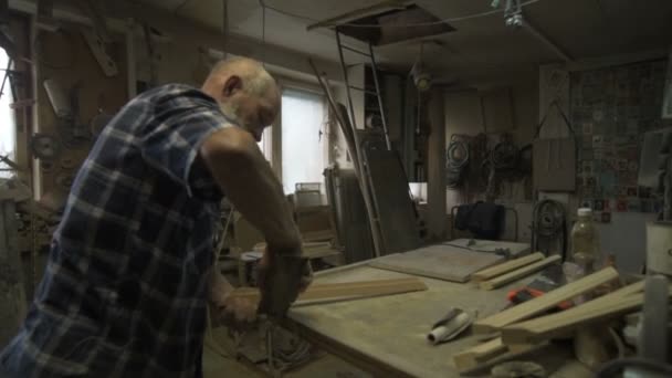The old man male carpenter — Stock Video