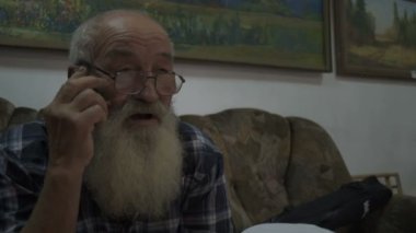 Yaşlı adam telefonda konuşuyor