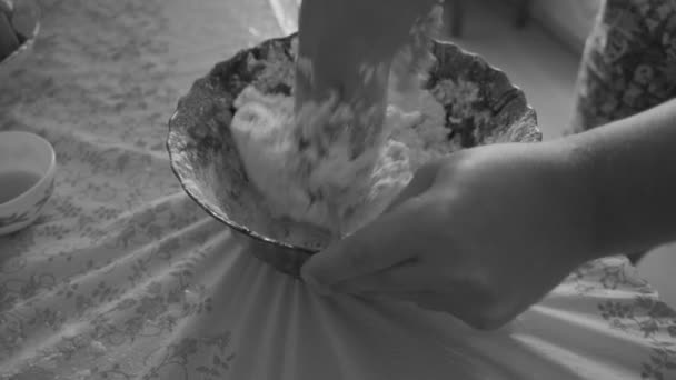 Ciasto przygotowuje się człowiek — Wideo stockowe