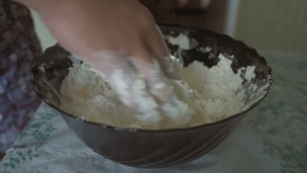 Ciasto przygotowuje się człowiek — Wideo stockowe