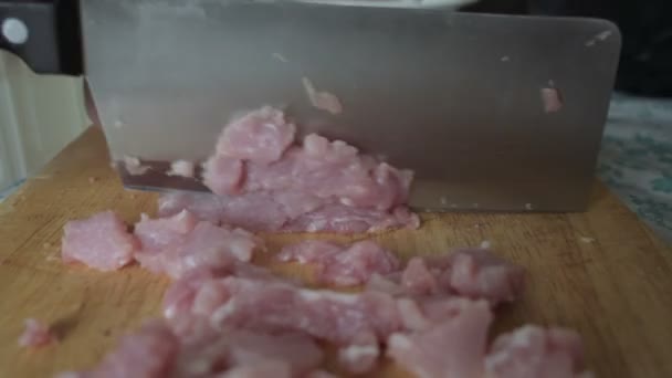 Hombre de corta carnes frescas — Vídeo de stock