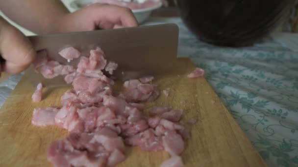 Homem corta carne fresca — Vídeo de Stock