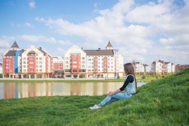 bir kız ile yürümek