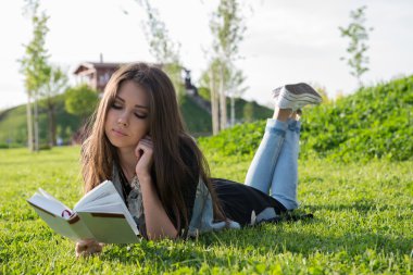 Kitap okuyan kız.