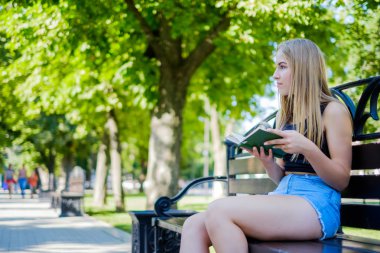 Kitaplı güzel bir kız.