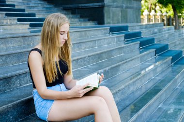 Kitaplı güzel bir kız.