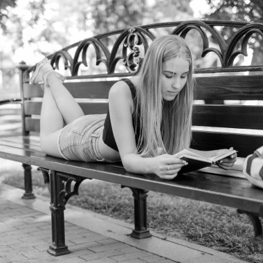 Kitaplı güzel bir kız.