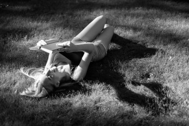 Kitaplı güzel bir kız.