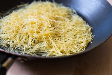 bir tavaya noodle