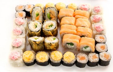 Beyaz arka planda suşi.