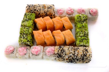 Beyaz arka planda suşi.