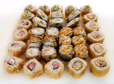 Beyaz arka planda suşi.