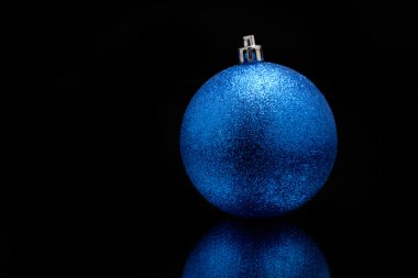 Siyah bir arka plan üzerinde yılbaşı oyuncakları