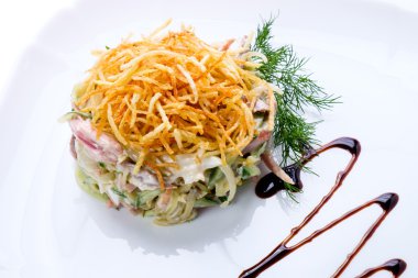 Beyaz bir tabak salata