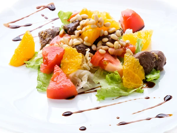 Beyaz bir tabak salata