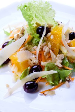 Beyaz bir tabak salata