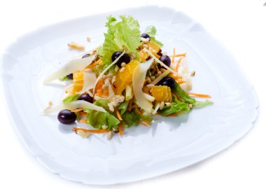 Beyaz bir tabak salata