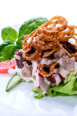 Beyaz bir tabak salata