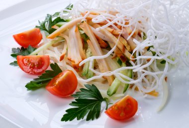 Beyaz bir tabak salata