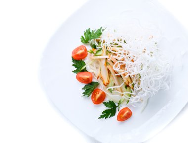 Beyaz bir tabak salata