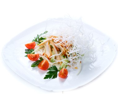 Beyaz bir tabak salata