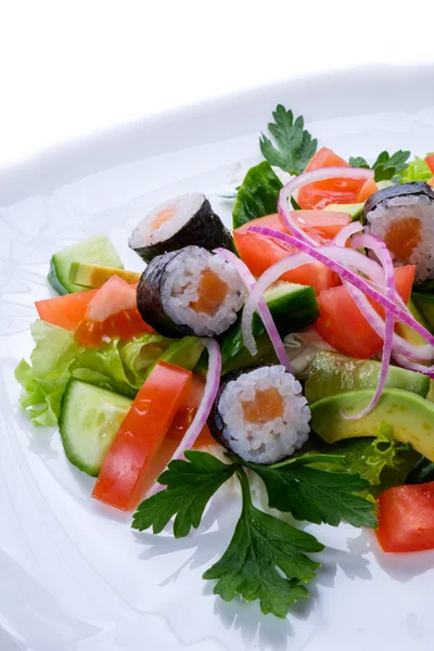 Beyaz bir tabak salata